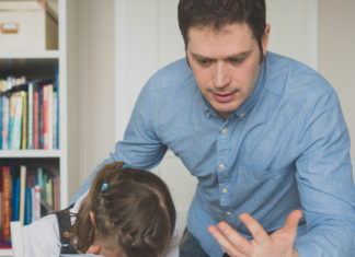 LA SCUOLA DI OGGI, LE FAMIGLIE ONNIPRESENTI E I GENITORI BULLI Genitore bullo