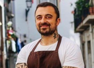 Chef Rubio gli agenti di Trieste e i tweet che fanno notizia https://genova.repubblica.it/cronaca/2019/08/16/news/chef_rubio_attacca_il_sindaco_di_ventimiglia_l_umanita_finisce_al_cesso_-233751461/