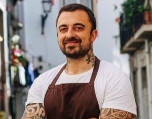 Chef Rubio gli agenti di Trieste e i tweet che fanno notizia https://genova.repubblica.it/cronaca/2019/08/16/news/chef_rubio_attacca_il_sindaco_di_ventimiglia_l_umanita_finisce_al_cesso_-233751461/