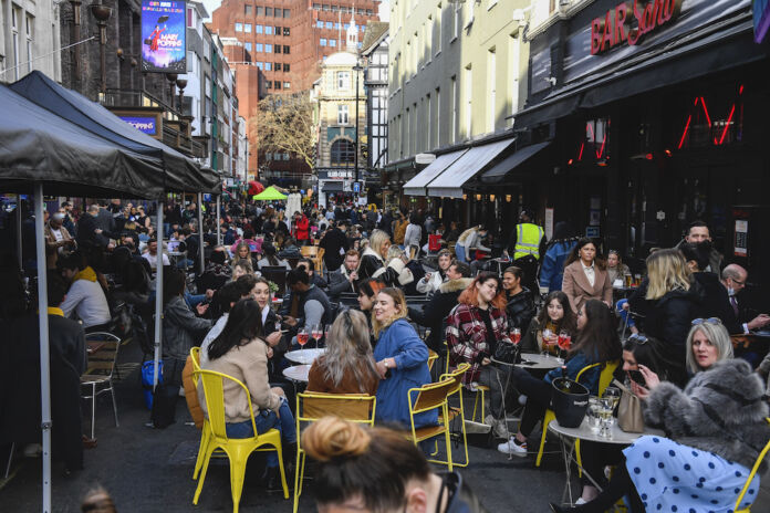 riaperture inghilterra UK Post Vaccino