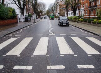 Un grande balzo per l’umanità e i quattro citrulli che attraversano la strada Abbey Road