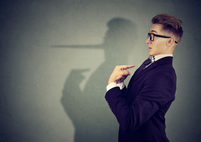 Hypocritical†man lying expressively Bugie