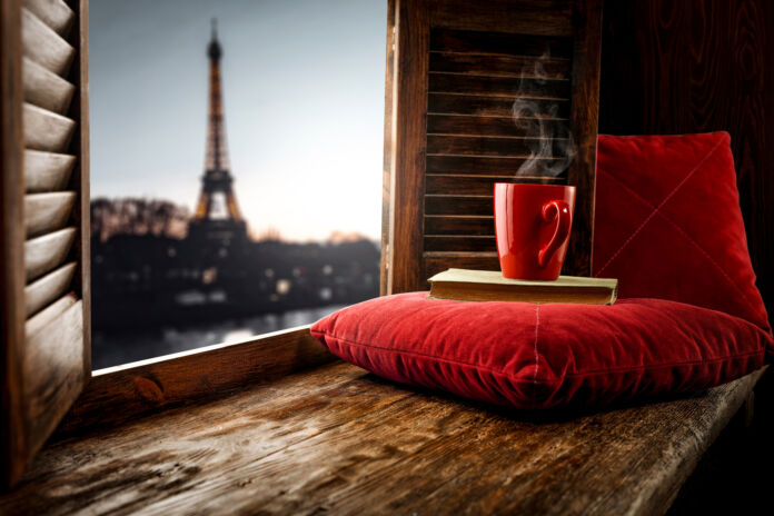 Wooden retro window space and paris landscape.Valentine's day ba Cercare casa a Parigi