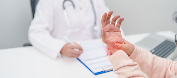 Elderly Patient Woman wrist pain and Consulting doctor. muscle ache from Carpal Tunnel Syndrome, De Quervain s tenosynovitis, rheumatoid, arthritis, gout, Parkinson disease and ergonomic healthcare Reumatismi
