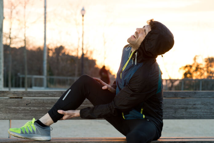 athlete with muscle pain Contrattura muscolare